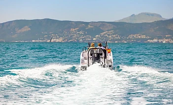 axopar-25-cross-bow-g04-stern-running