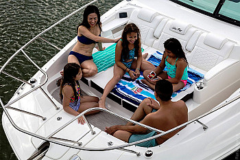 Sea Ray: Sundancer 320: носовая зона отдыха