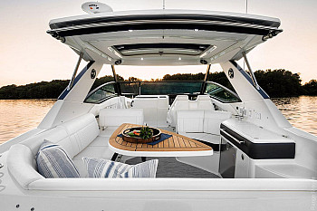 Sea Ray: Sundancer 320: кокпит с баром и столиком
