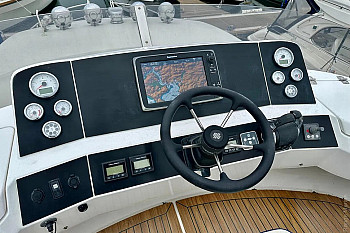 Nord Star 40 Patrol, штурвал и дисплей на флайбридже Nord Star 40 Patrol: Nord Star 40 Patrol, штурвал и дисплей на флайбридже