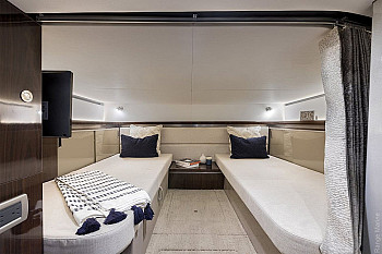 Sea Ray: Sundancer 320: каюта с двумя койками