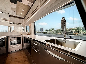 мойка камбуза у остекления Galeon 620 FLY: мойка камбуза у остекления