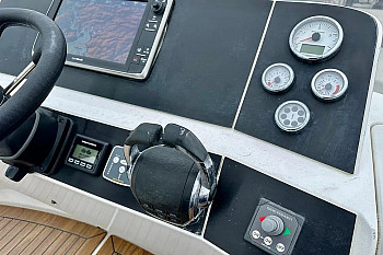 Nord Star 40 Patrol, приборы и рукоять газа на флайбридже Nord Star 40 Patrol: Nord Star 40 Patrol, приборы и рукоять газа на флайбридже
