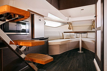 Sea Ray: Sundancer 320: салон с камбузом и обеденной зоной
