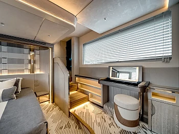 каюта с туалетным столиком и пуфом Galeon 620 FLY: каюта с туалетным столиком и пуфом