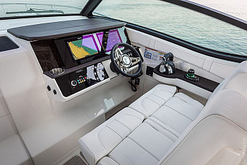 Sea Ray: Sundancer 320: пост управления