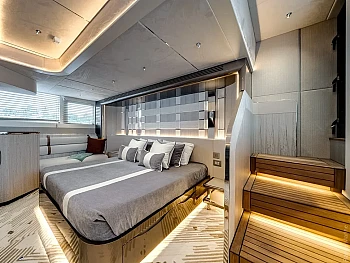 каюта: койка, ступени с подсветкой и боковое остекление Galeon 620 FLY: каюта: койка, ступени с подсветкой и боковое остекление