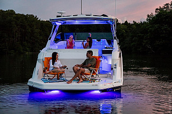 Sea Ray: Sundancer 320: корма вечером с подсветкой