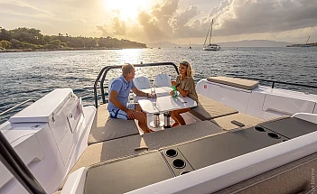 axopar-45-cross-top-g07-aft-dining