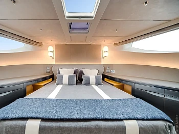 VIP-каюта: двуспальная койка и люк Galeon 620 FLY: VIP-каюта: двуспальная койка и люк