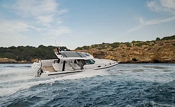axopar-38-sun-top-g03-running-front