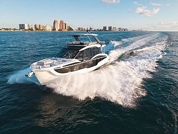 яхта идёт на скорости Galeon 620 FLY: яхта идёт на скорости