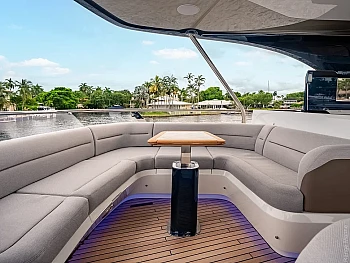 угловая банкетка на флайбридже Galeon 620 FLY: угловая банкетка на флайбридже