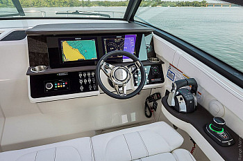 Sea Ray: Sundancer 320 Outboard: пост управления