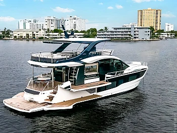 яхта на якоре: раскрытая платформа Galeon 620 FLY: яхта на якоре: раскрытая платформа
