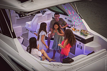 Sea Ray: Sundancer 320 Outboard: кокпит вечером