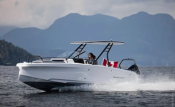 axopar-25-cross-top-g02-running-front