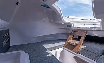 axopar-29-sun-top-g10-cabin-entry