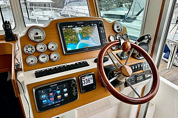 Nord Star 40 Patrol, штурвал и дисплеи в рубке Nord Star 40 Patrol: Nord Star 40 Patrol, штурвал и дисплеи в рубке