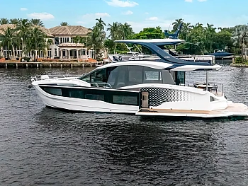 вид сбоку: остекление салона и платформа Galeon 620 FLY: вид сбоку: остекление салона и платформа