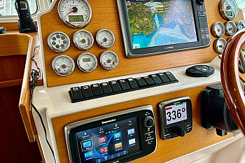 Nord Star 40 Patrol, приборы и дисплеи Raymarine Nord Star 40 Patrol: Nord Star 40 Patrol, приборы и дисплеи Raymarine