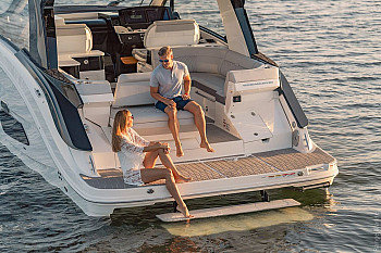 Sea Ray: Sundancer 370: кормовой диван и платформа