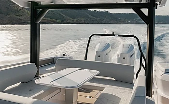 axopar-38-sun-top-g09-cockpit-seating