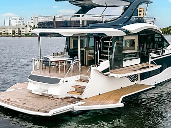 кормовая часть: платформа, трап на флайбридж и стол в кокпите Galeon 620 FLY: кормовая часть: платформа, трап на флайбридж и стол в кокпите