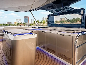 бар с гриллем на флайбридже Galeon 620 FLY: бар с гриллем на флайбридже