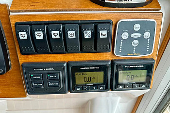 Nord Star 40 Patrol, переключатели и индикаторы Volvo Penta Nord Star 40 Patrol: Nord Star 40 Patrol, переключатели и индикаторы Volvo Penta
