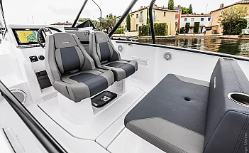 axopar-25-cross-top-g07-cockpit-seating
