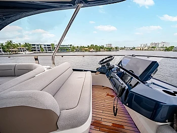 пост управления и банкетка на флайбридже Galeon 620 FLY: пост управления и банкетка на флайбридже