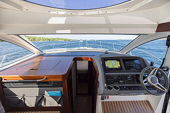 Nimbus 405 Flybridge: пост управления в салоне Nimbus: Nimbus 405 Flybridge: пост управления в салоне