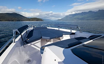 axopar-29-xc-cross-cabin-a03-editorial-photo-src004