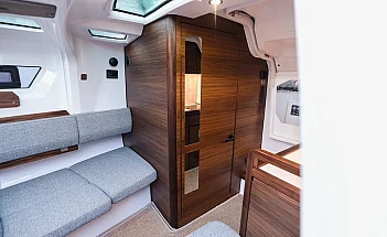 axopar-38-sun-top-g13-cabin-berth