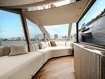 носовой салон: изогнутая банкетка Galeon 620 FLY: носовой салон: изогнутая банкетка