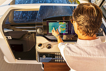 Sea Ray: Sundancer 370: сенсорные дисплеи Simrad