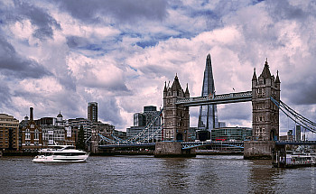 x90-tower-bridge-1-scaled-boat