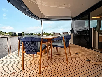 кормовой кокпит: стол и раздвижные двери салона Galeon 620 FLY: кормовой кокпит: стол и раздвижные двери салона