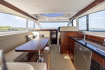 Nimbus 405 Flybridge: салон и камбуз Nimbus: Nimbus 405 Flybridge: салон и камбуз