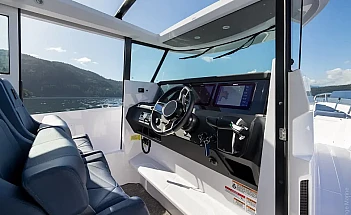 axopar-29-xc-cross-cabin-a05-editorial-photo-src017