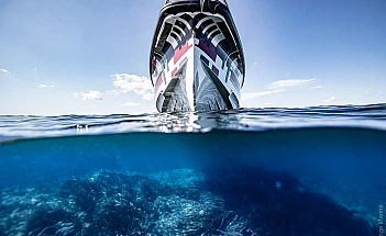 axopar-37-sun-top-g05-underwater-bow