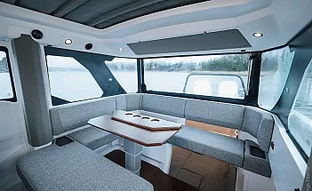 axopar-38-xc-cross-cabin-a02-editorial-photo-src002