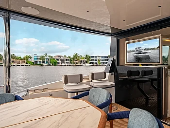 кокпит и кормовой салон: экран и барная зона Galeon 620 FLY: кокпит и кормовой салон: экран и барная зона