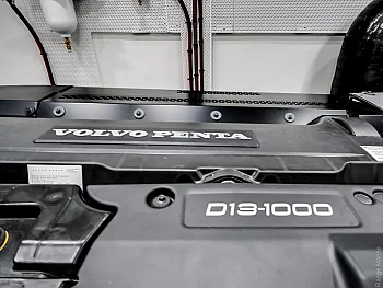 двигатель Volvo Penta D13-1000: крышка с маркировкой Galeon 620 FLY: двигатель Volvo Penta D13-1000: крышка с маркировкой