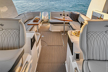 Sea Ray: Sundancer 370 Outboard: кокпит с диваном и столиком