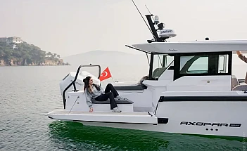 axopar-38-xc-cross-cabin-a04-editorial-photo-src008