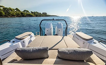 axopar-37-sun-top-g08-aft-sunpad