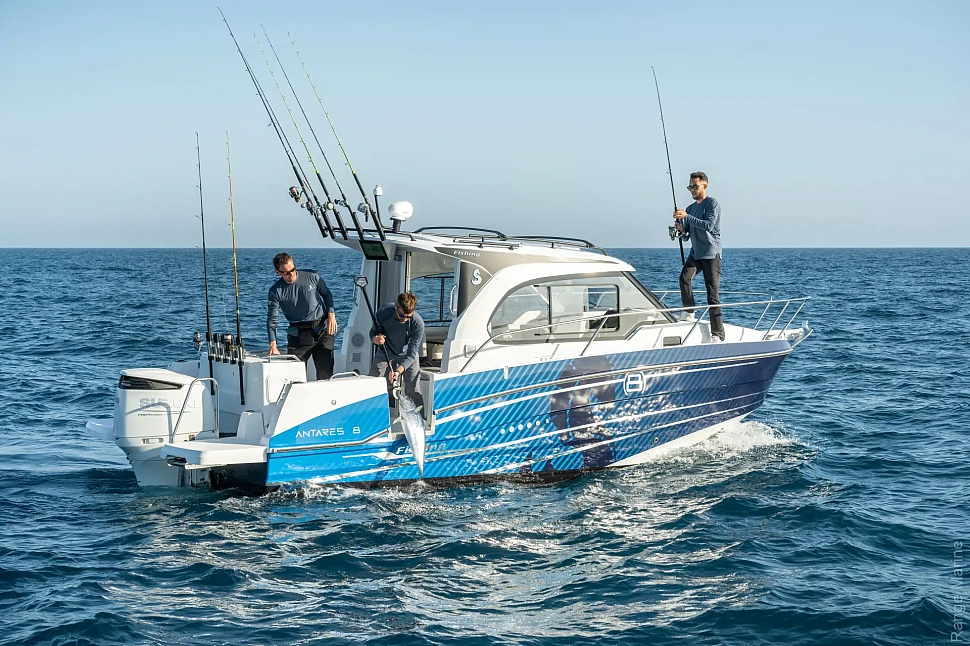 Antares 8: первый семейный катер с каютой без лишних ожиданий BENETEAU Antares 8: общий вид