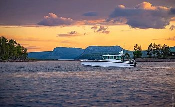 axopar-29-xc-cross-cabin-g02-exterior-profile-sunset